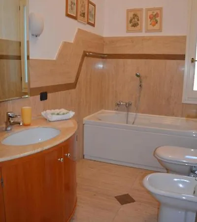 فيلة Sleeps 9 Pool Air Con Wifi Lequile