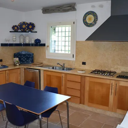 فيلة Sleeps 9 Pool Air Con Wifi Lequile
