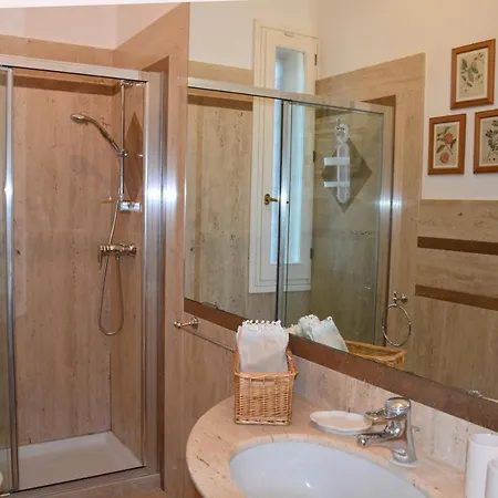 Sleeps 9 Pool Air Con Wifi Lequile